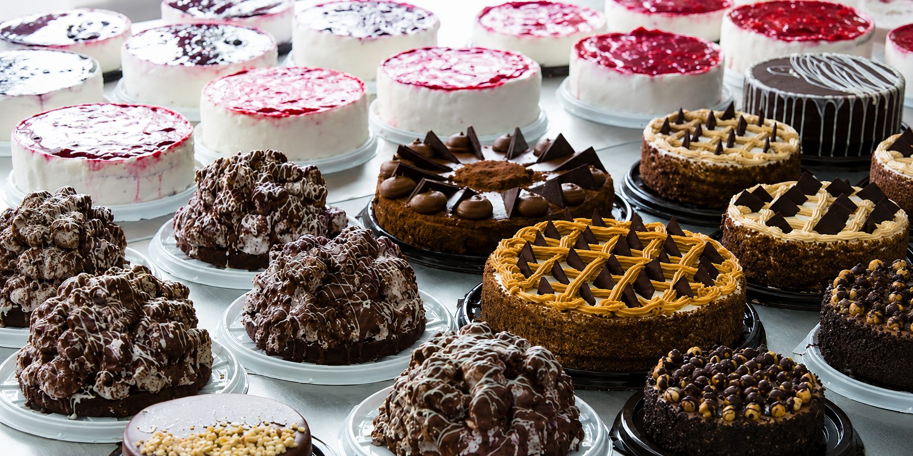 Variedad de tortas y postres en moldes Dulces Horas
